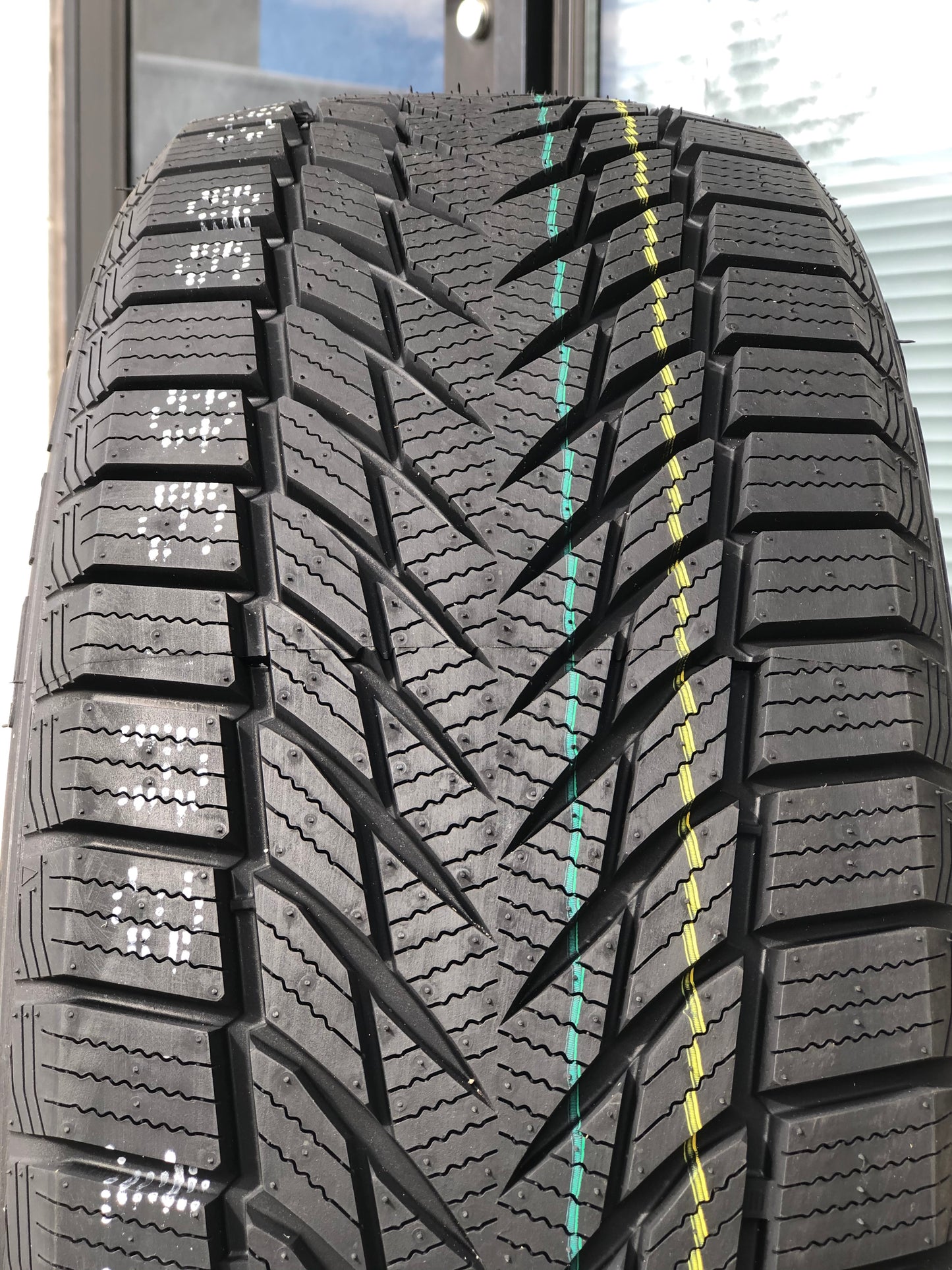 P 235/40R18 VANTI WINTER / RX808 - KORS TIRE