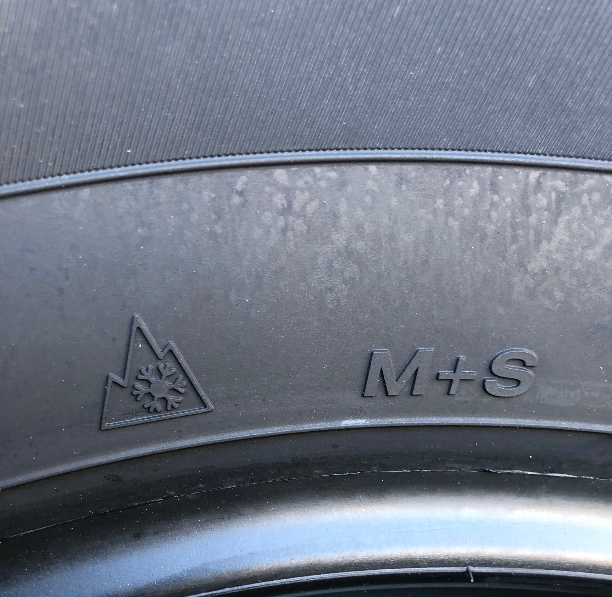 P 215/60R16 RX818 / SNOW CUTTER - KORS TIRE