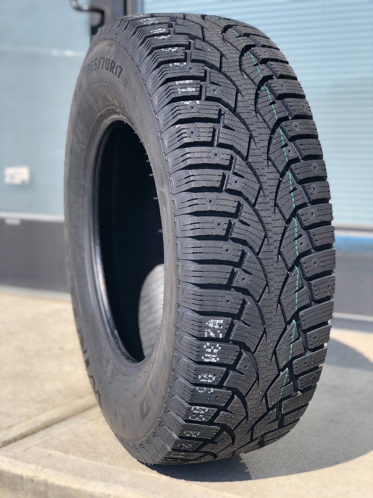 P 225/60R16 RX818 / SNOW CUTTER - KORS TIRE