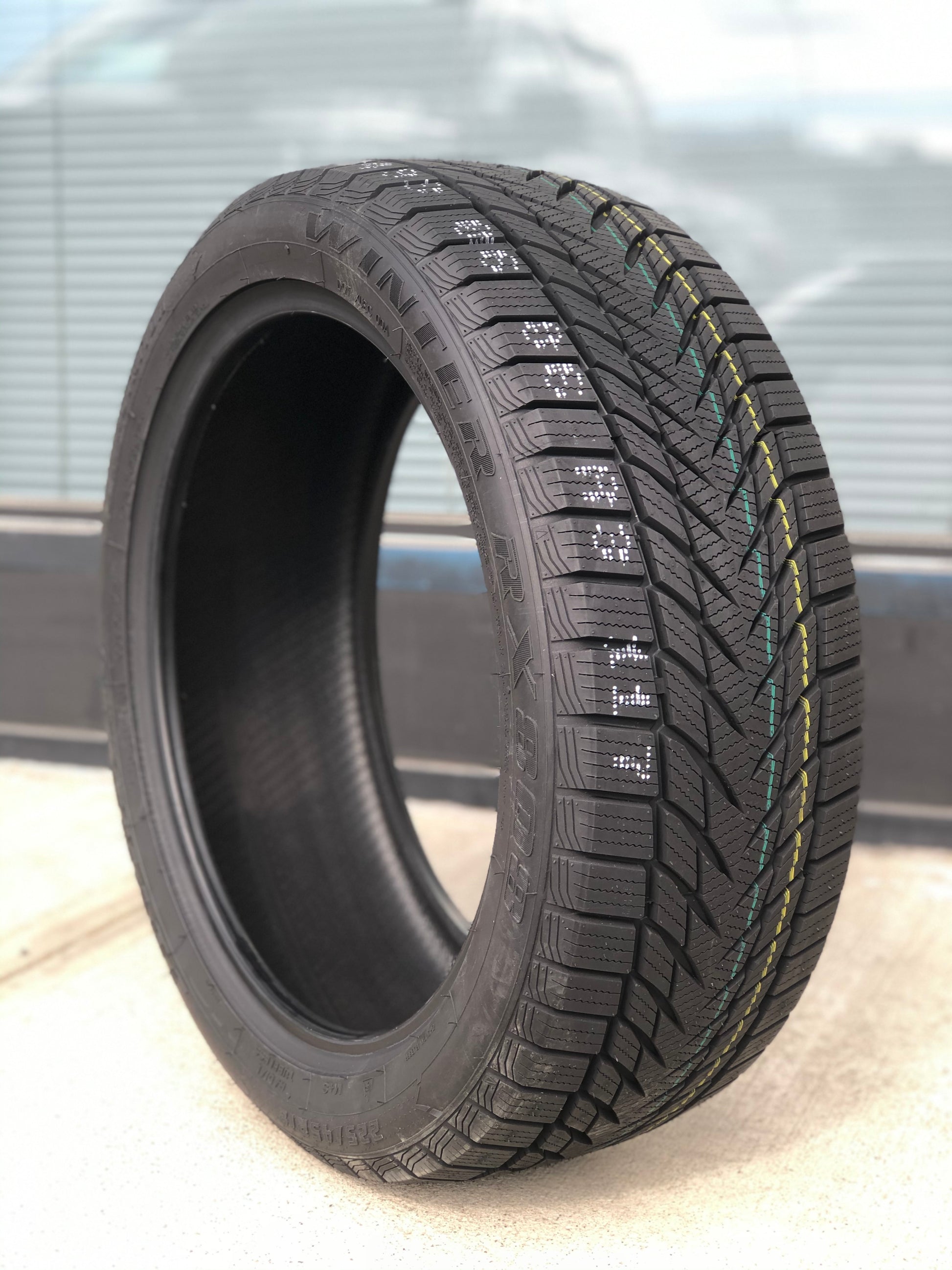 P 235/40R18 VANTI WINTER / RX808 - KORS TIRE