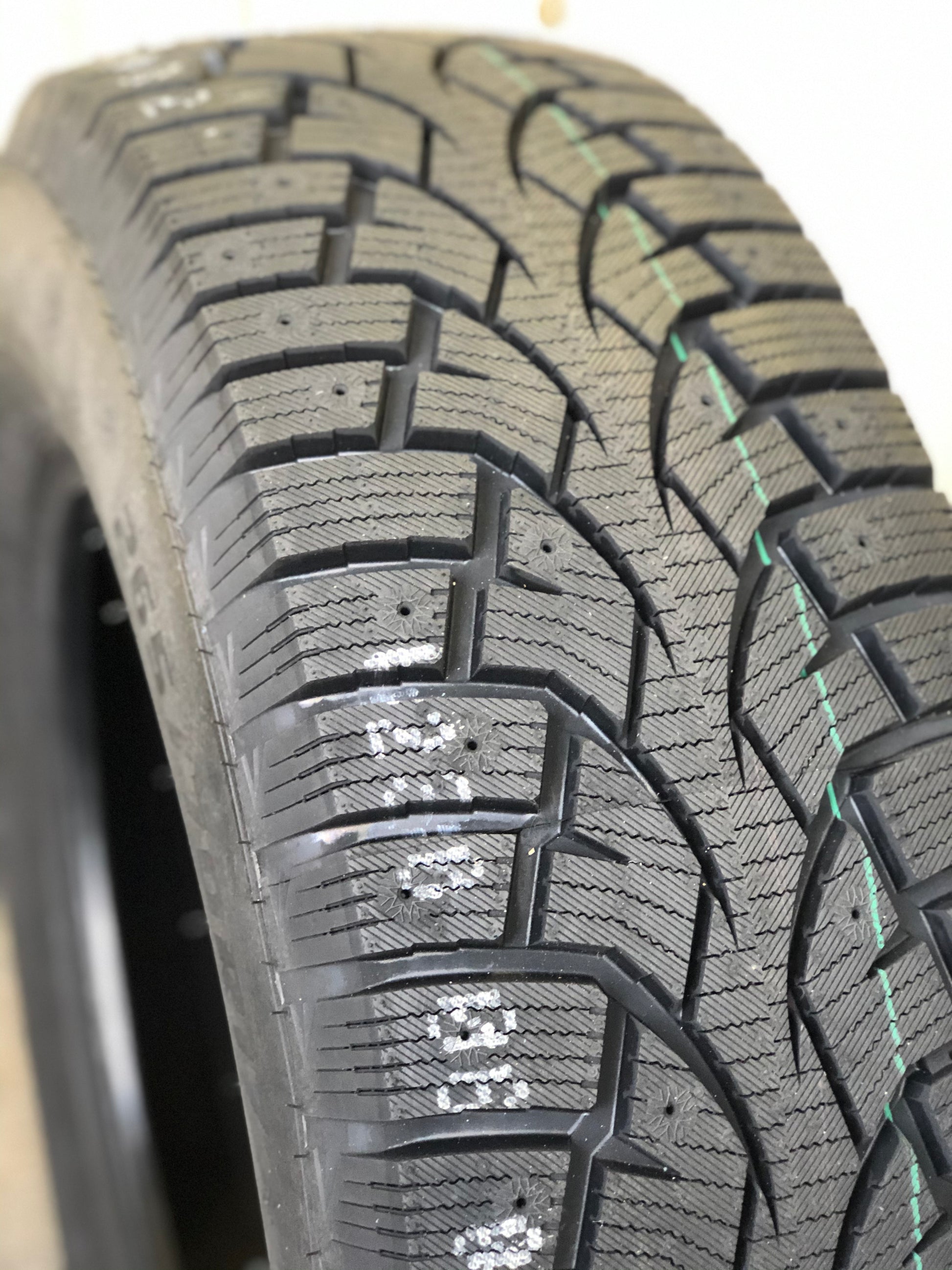 P 195/65R15 RX818 / SNOW CUTTER - KORS TIRE