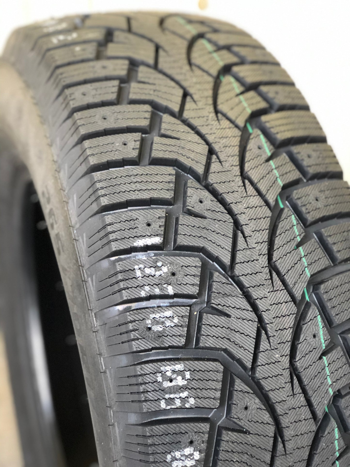 P 225/60R16 RX818 / SNOW CUTTER - KORS TIRE