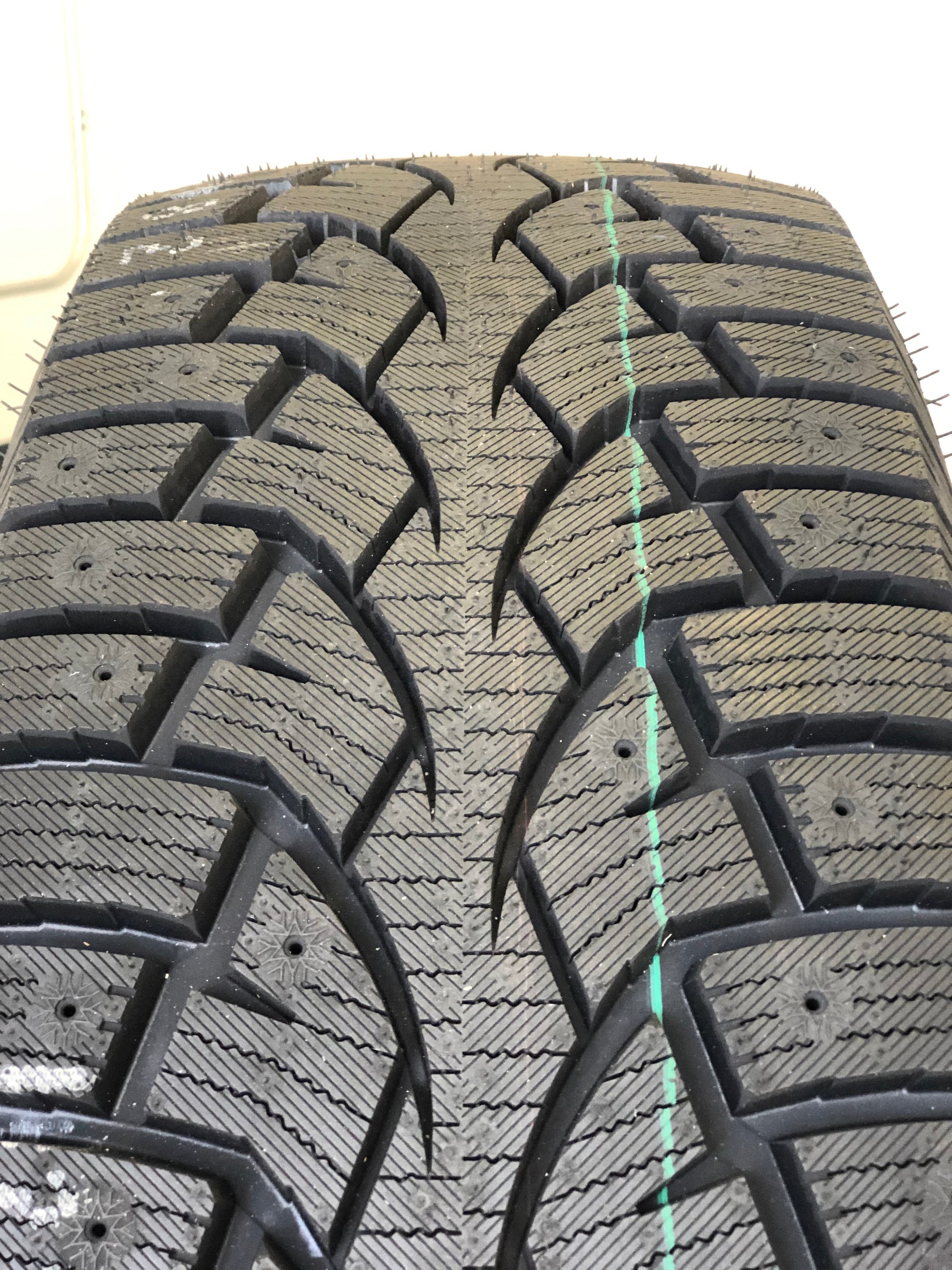 P 215/60R16 RX818 / SNOW CUTTER - KORS TIRE