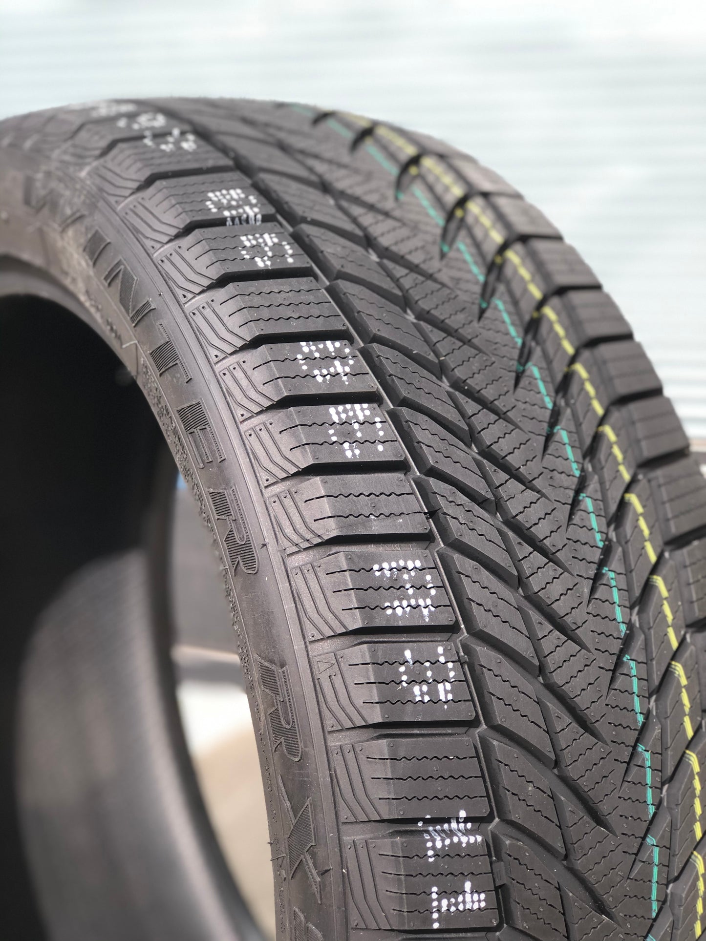 P 225/40R18 VANTI WINTER
